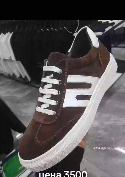 Кроссовки коричневые на белой подошве