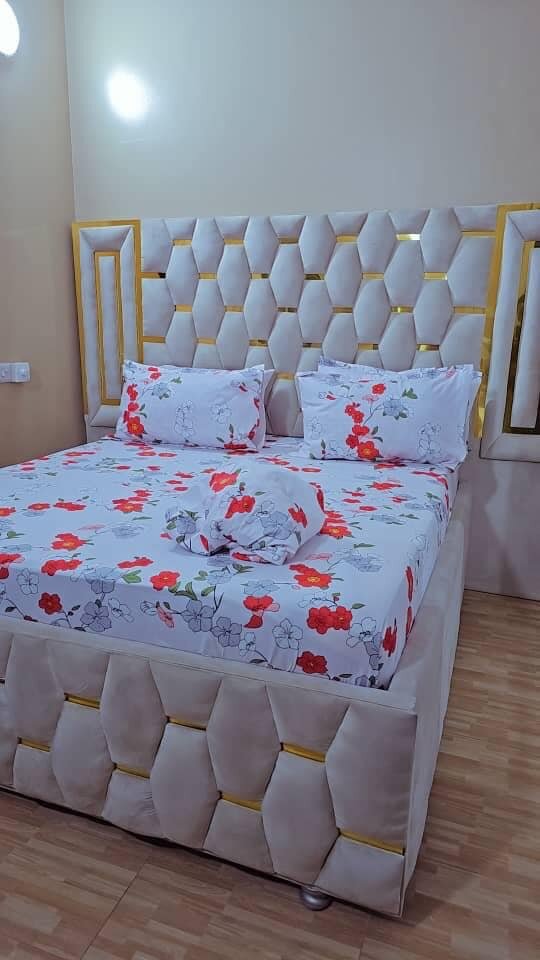 set includes 2 bedsheets and 4 pillowcases