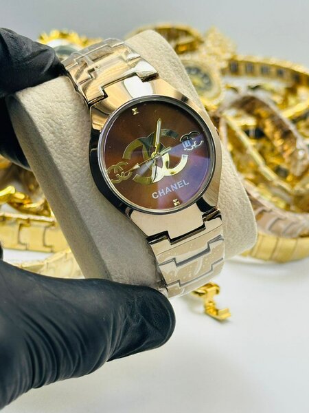 Montre Chanel Dorée Élégante