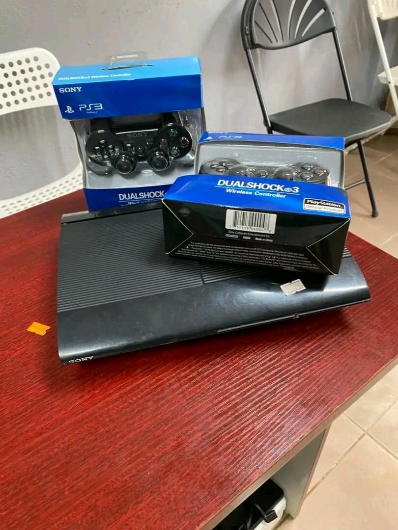 Console Sony PS3 avec Manettes