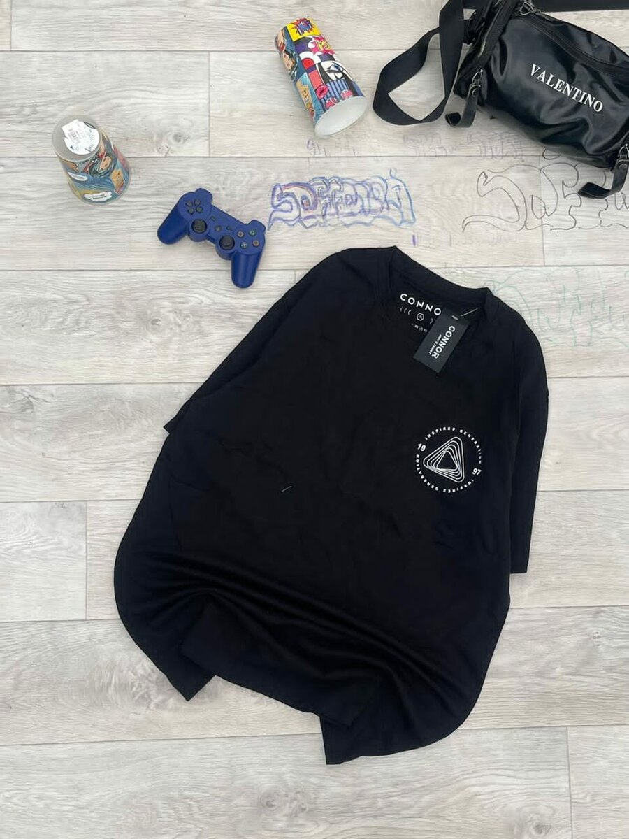 T-shirt noire moderne homme