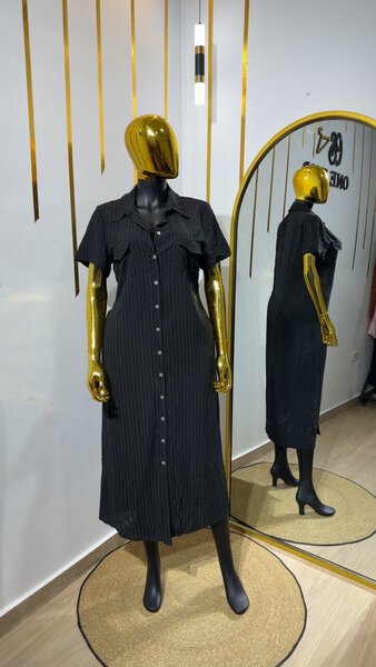 Robe noire boutonnée élégante