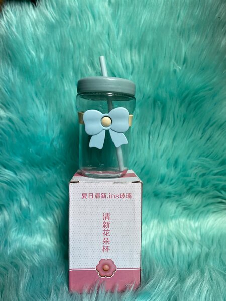 Gobelet en verre avec nœud