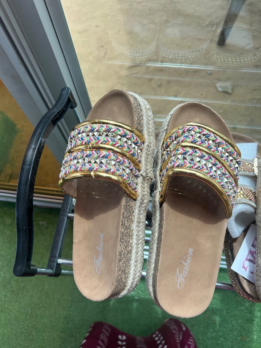 Sandales compensées tressées colorées