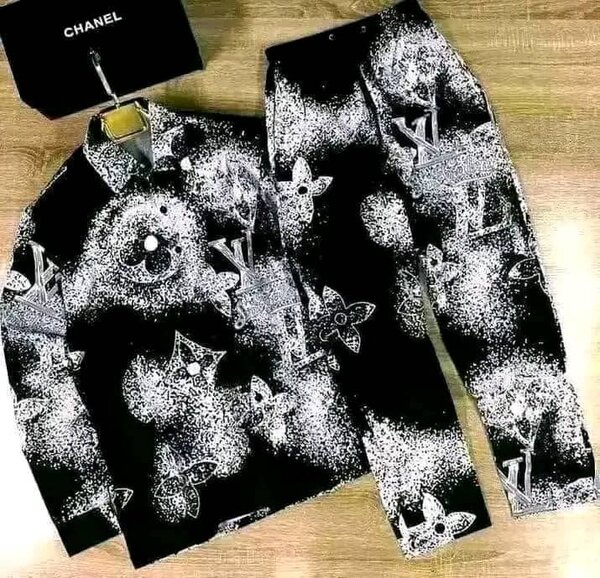 Ensemble chemise et pantalon à motifs