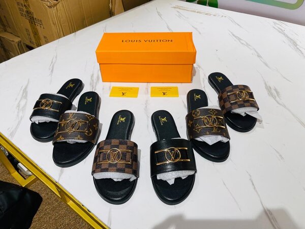 Mules Louis Vuitton en cuir noir