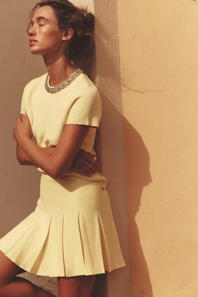 Robe Jaune Plissée Élégante