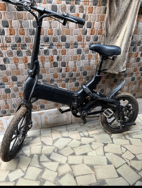 Vélo électrique pliable compact