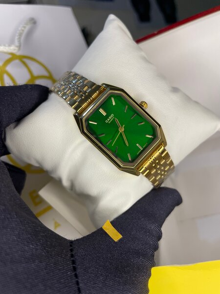 Montre rectangulaire dorée