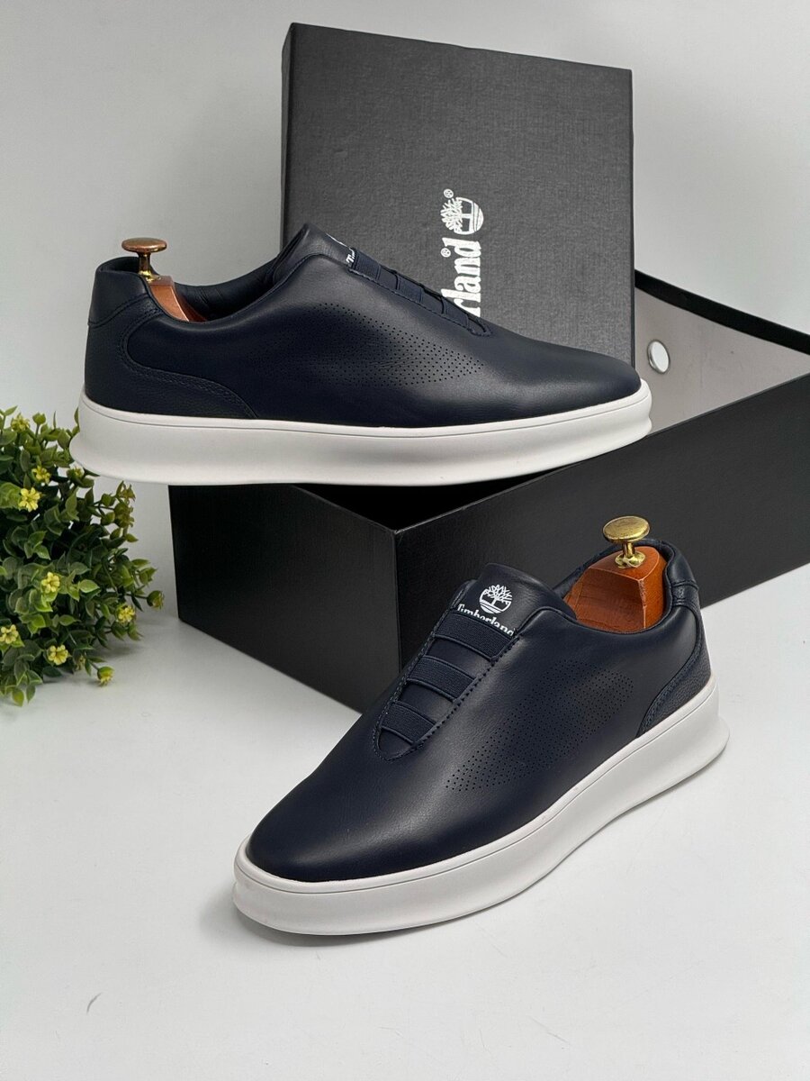 TIMBERLAND NAVY AND WHITE