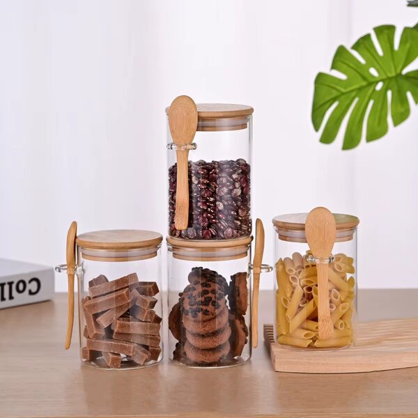Bocaux en verre avec cuillères
