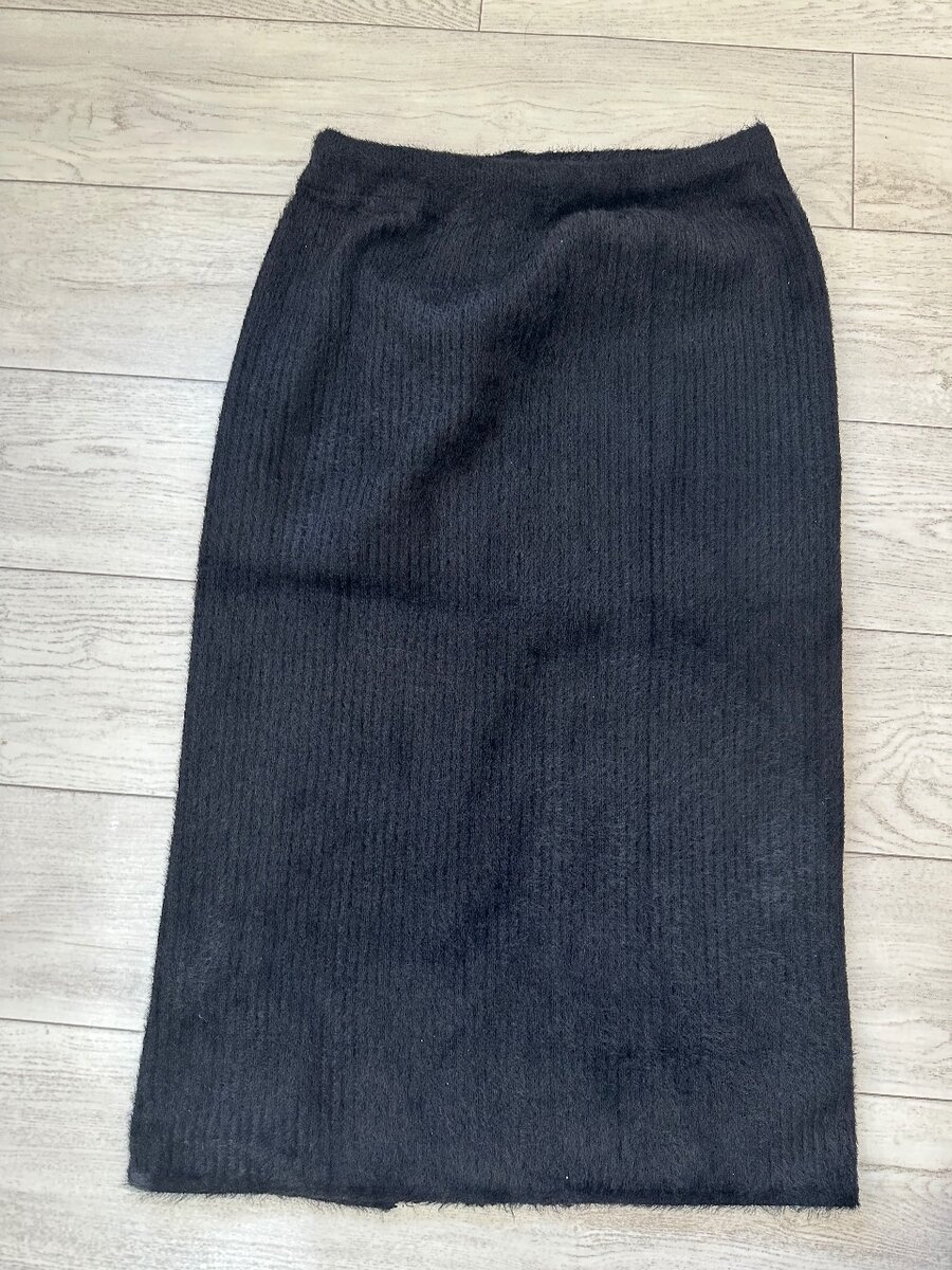 Юбка в заде имеется маленький разрез