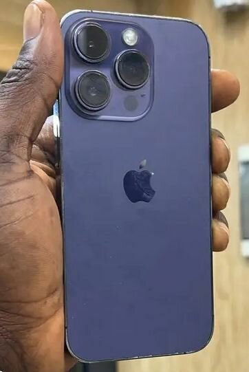Smartphone moderne avec triple caméra