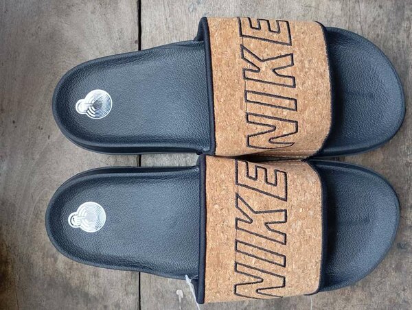 Sandales Nike en cuir noir