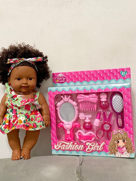 Poupée noire avec Accessoires