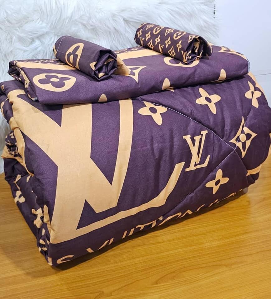 1 Duvet ,2 pillow cases and 1 flat sheet with print