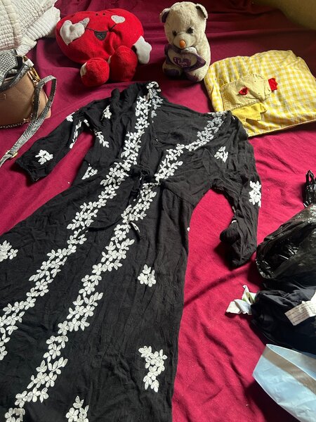 Robe noire brodée florale
