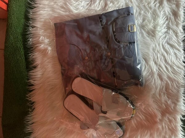 Sandales et robe grise élégantes