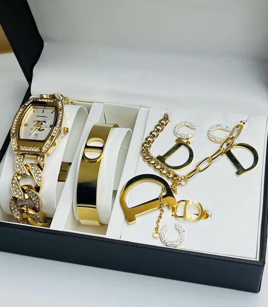Montre femme dorée luxe