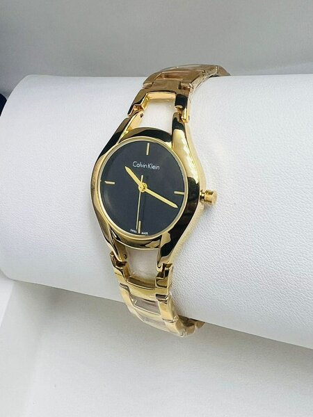 Montre Femme Dorée Élégante