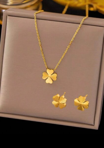 Parure de collier et boucles d'oreilles trèfle en or