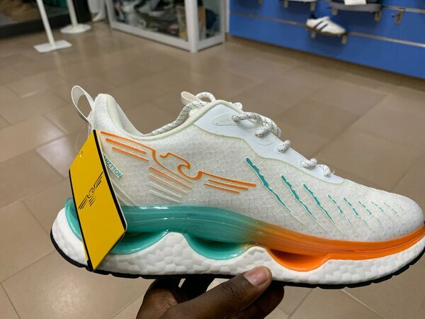 Basket mixte blanche semelle colorée