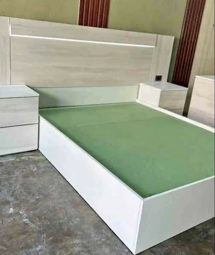 Lit double moderne avec tête de lit