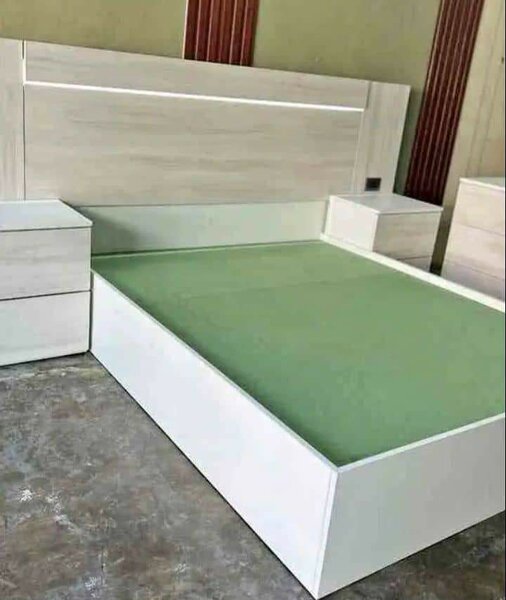 Lit double moderne avec tête de lit