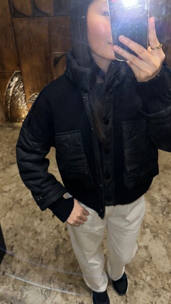 2100 сом  курточки легкие , в трех расветках , размер станда