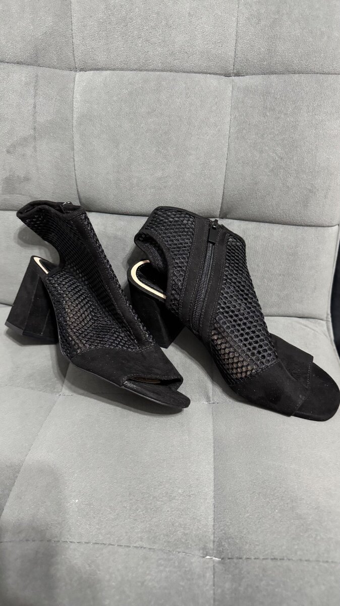 Босоножки новые. 38 размер. Stradivarius