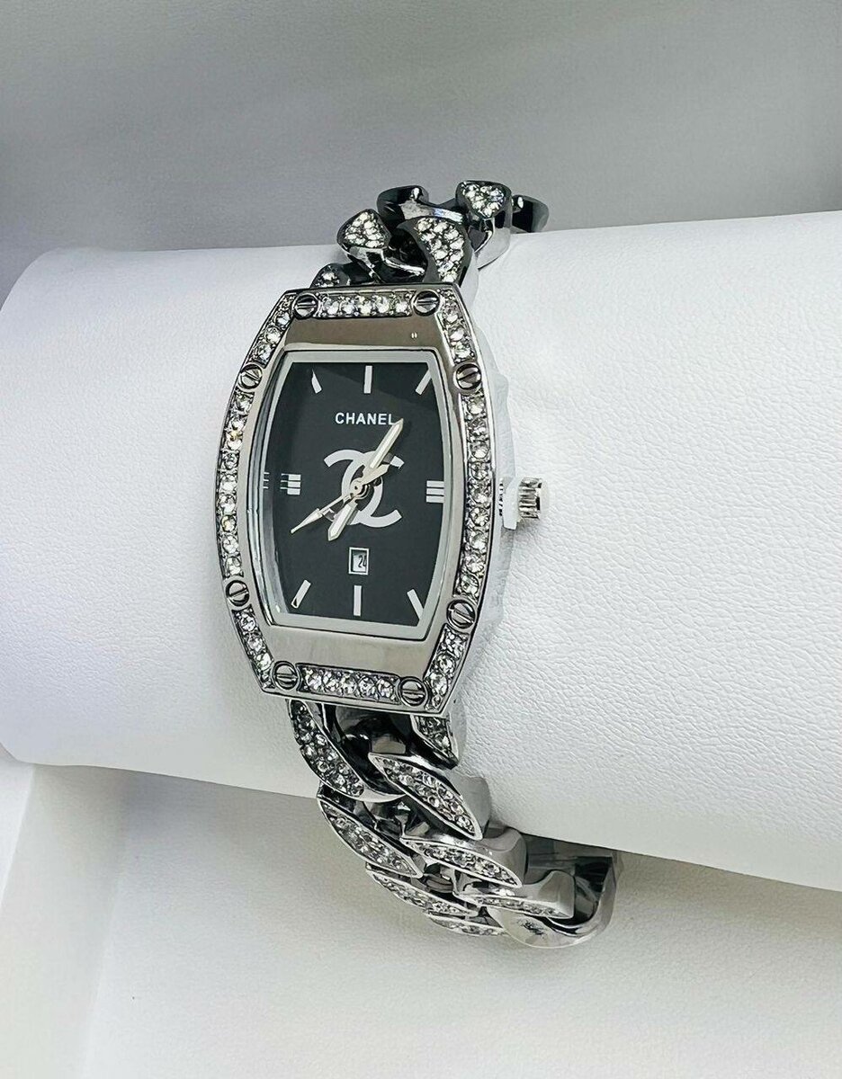 Montre luxueuse sertie de diamants