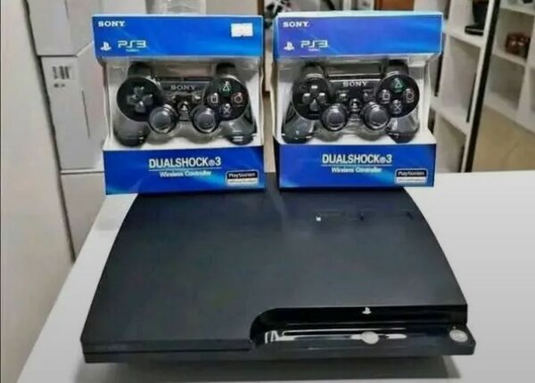 Console PS3 Slim + 2 manettes Dualshock 3 Sony