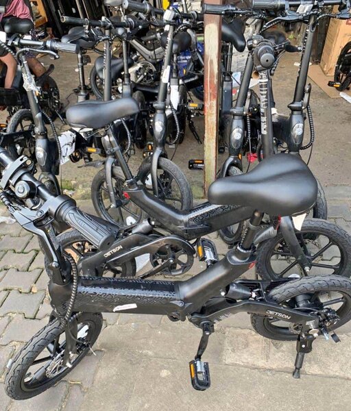 Vélo électrique pliant compact