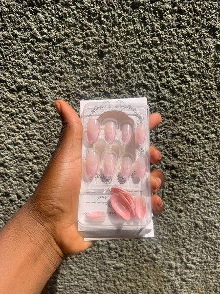 Faux ongles roses élégants