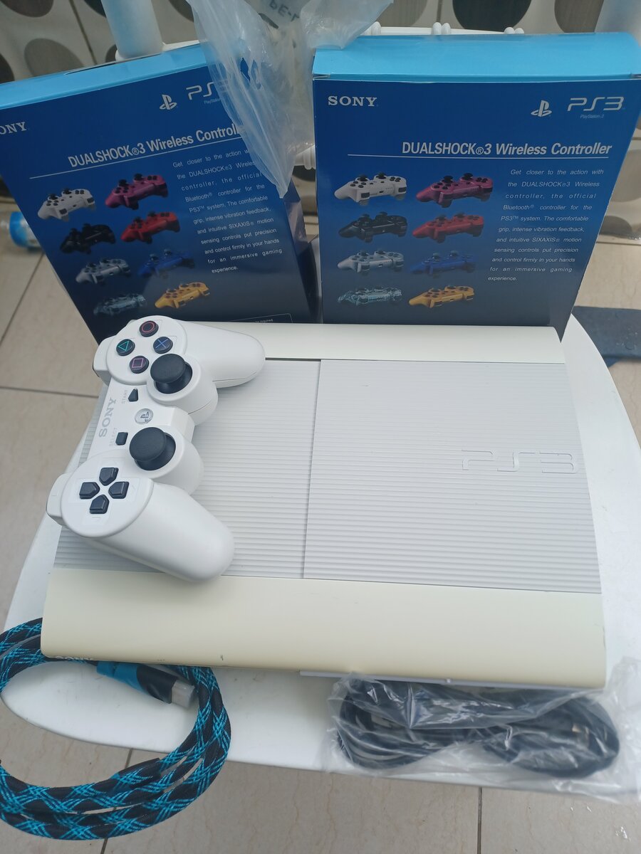 Ps3 ultra slim 35 jeux +2manet