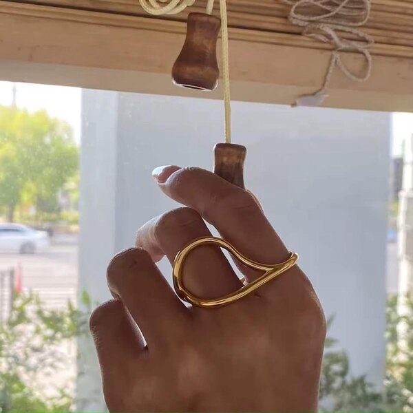 Bague sculpturale dorée élégante