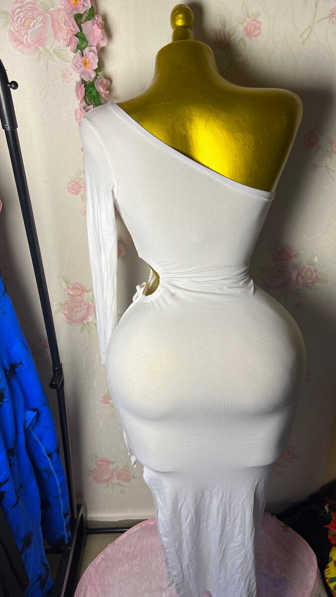 Robe blanche asymétrique élégante