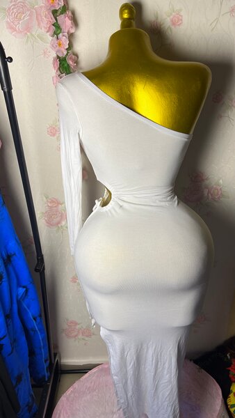 Robe blanche asymétrique élégante