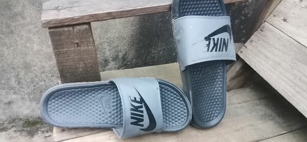 Claquettes confort Nike gris