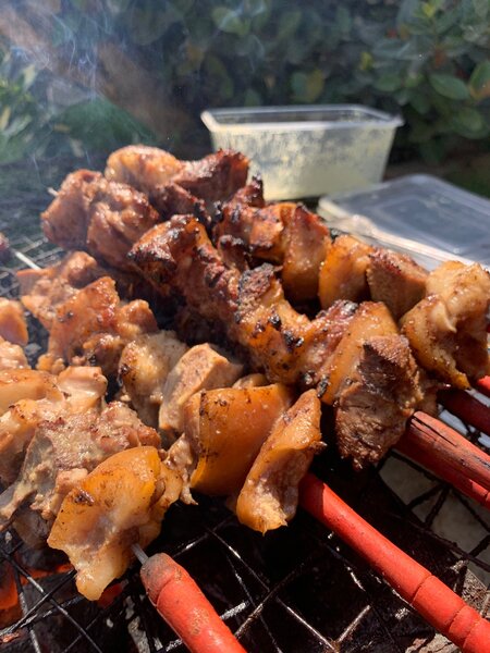 Brochettes de porc braisé