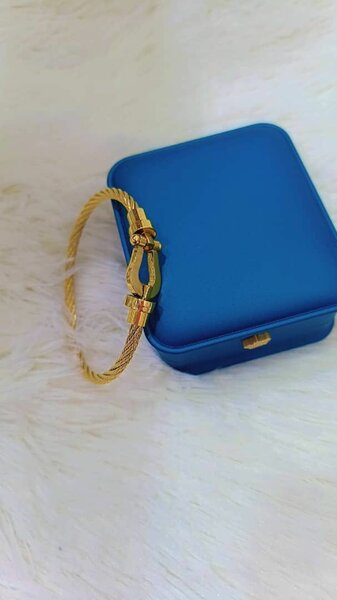 Bracelet câble doré élégant