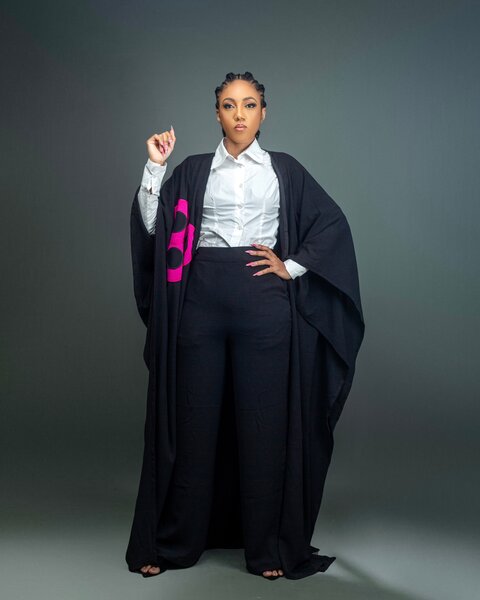 Cape long noir et rose élégant