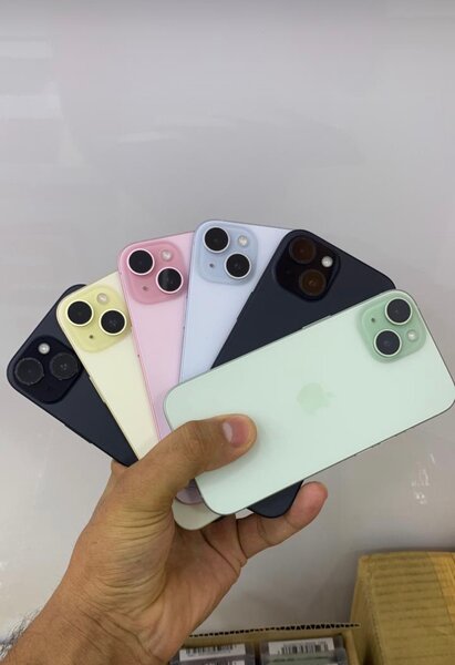 iPhone 15 couleurs variées