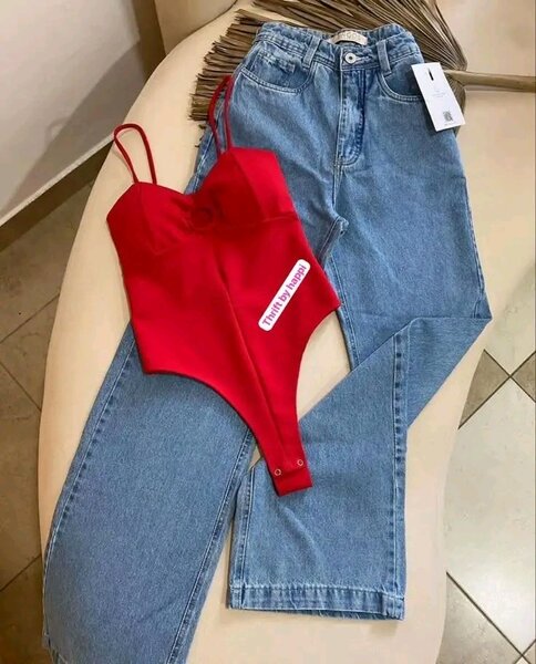 Body rouge et jean denim