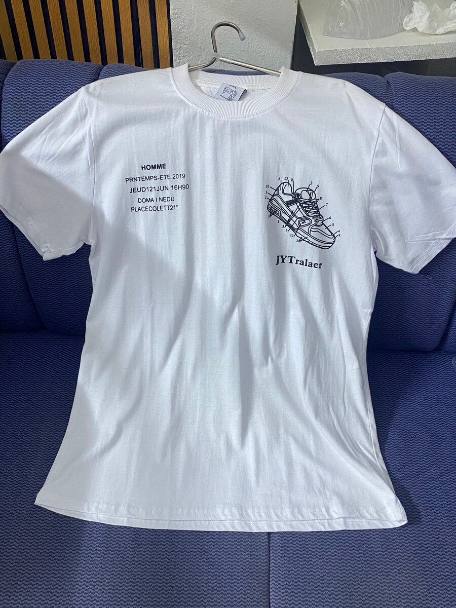 T-shirt blanc dessin sneakers