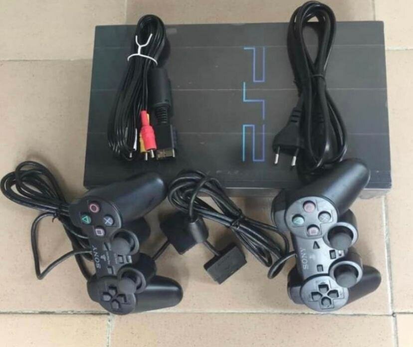 PS2 occasion quasi neuve+25 jeux installés avec 2 manettes