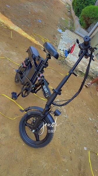 Vélo électrique pliant compact