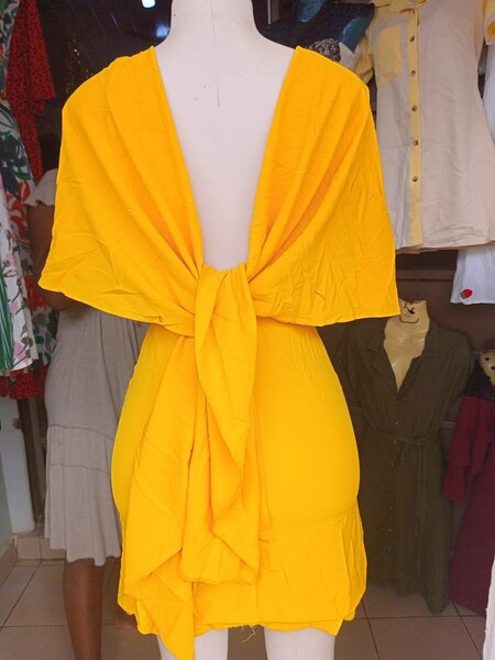 Robe chic jaune et noir