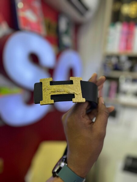 Ceinture en cuir boucle dorée