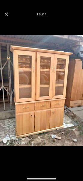 Vitrine en bois élégante